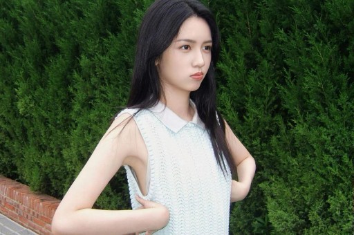 最近小红书突然成热门原因是几十万美国人涌入中美网民对帐本是中美民间交流的幸事却被一些歪嘴和尚念成了张维为的辩护词可笑。
