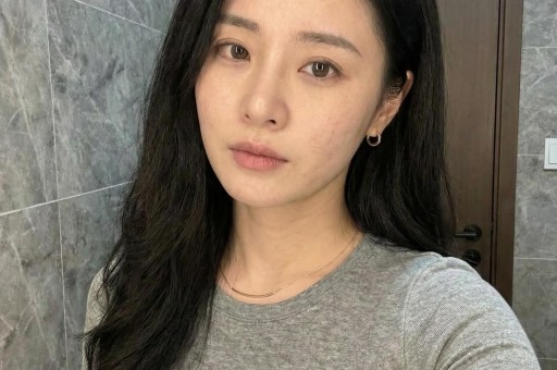曝男明星KTV亲女网红 曝男明星KTV亲女网红